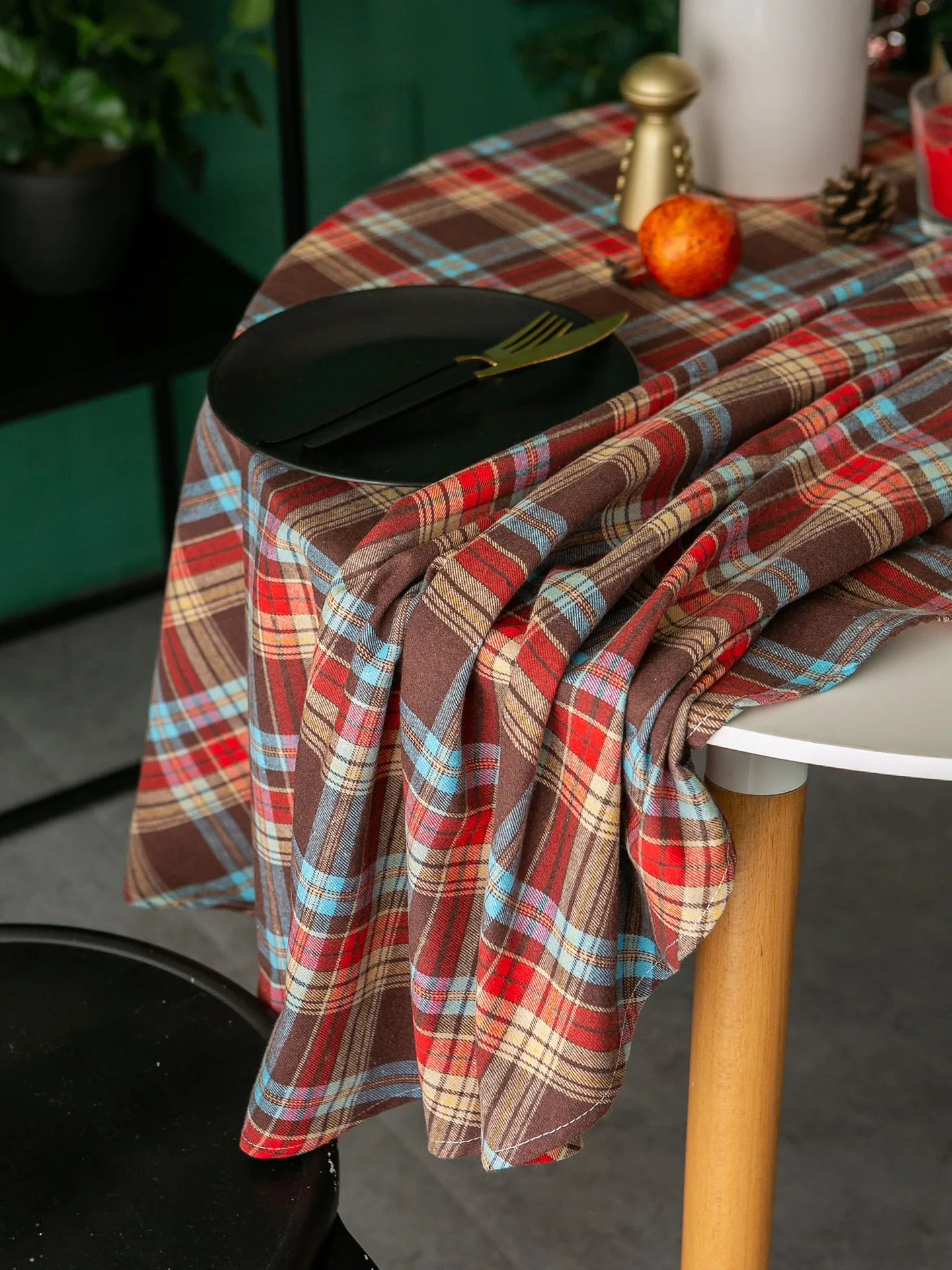 Christmas Tablecloth Round Plaid Tablecloth Wrinkle Resistant Rustic Christmas Checkered Table Cloth for Holiday Party Dining